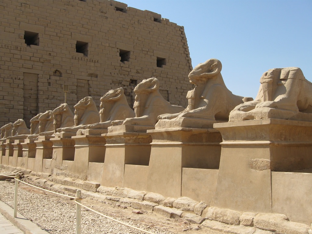 Alameda dos carneiros no Templo de Karnak