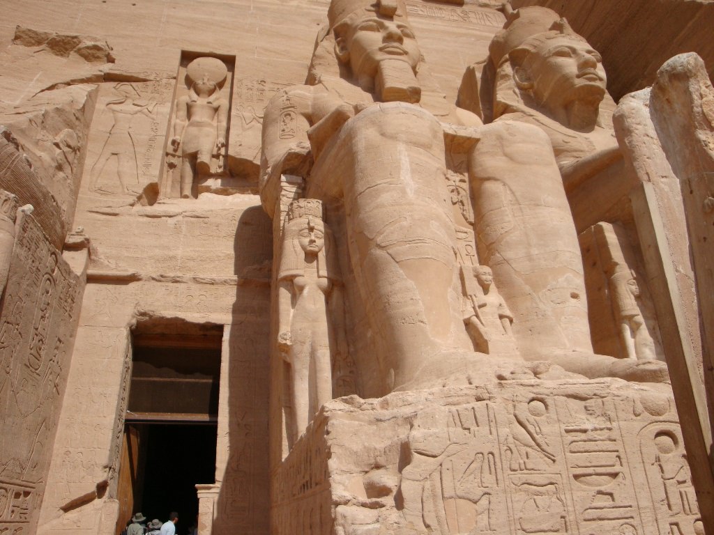 Templo de Abu Simbel e as estátuas gigantes de Ramsés II