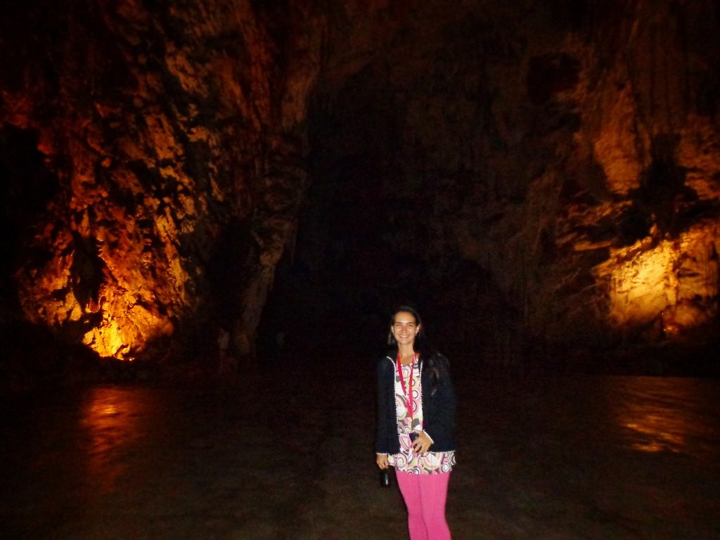 No interior da Caverna de Postojna