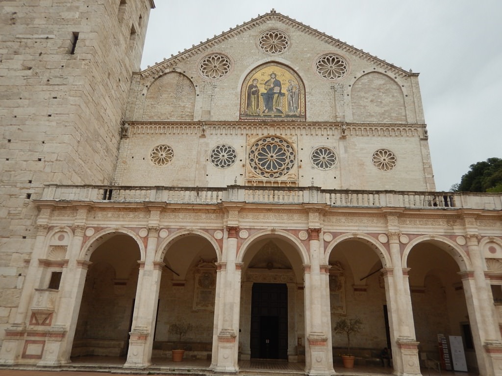 igreja em Spoleto, na Itália