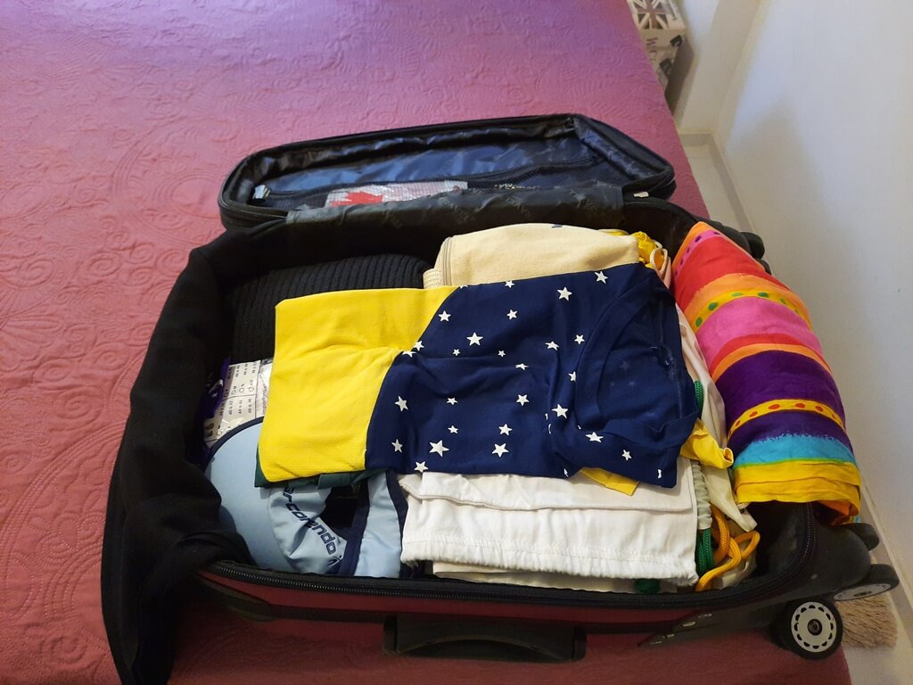 como arrumar a mala de viagem para não amassar as roupas