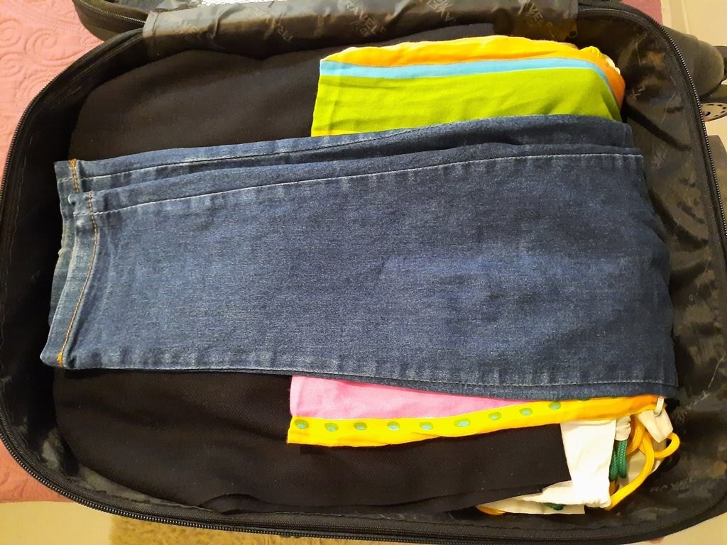Como arrumar camisa na mala de viagem