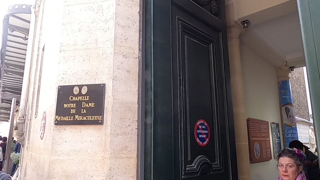 Capela da Medalha Milagrosa em Paris entrada