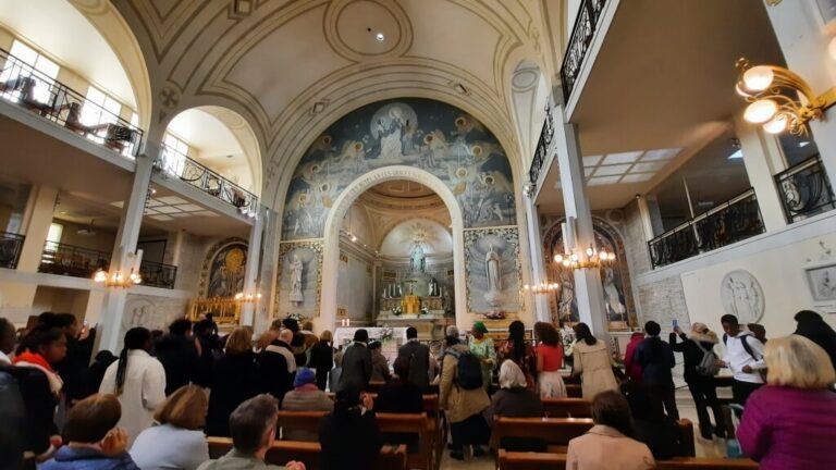 A Capela de Nossa Senhora da Medalha Milagrosa em Paris - Viajar Correndo
