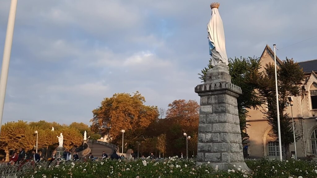 Imagem de Nossa Senhora de Lourdes em frente ao Santuário
