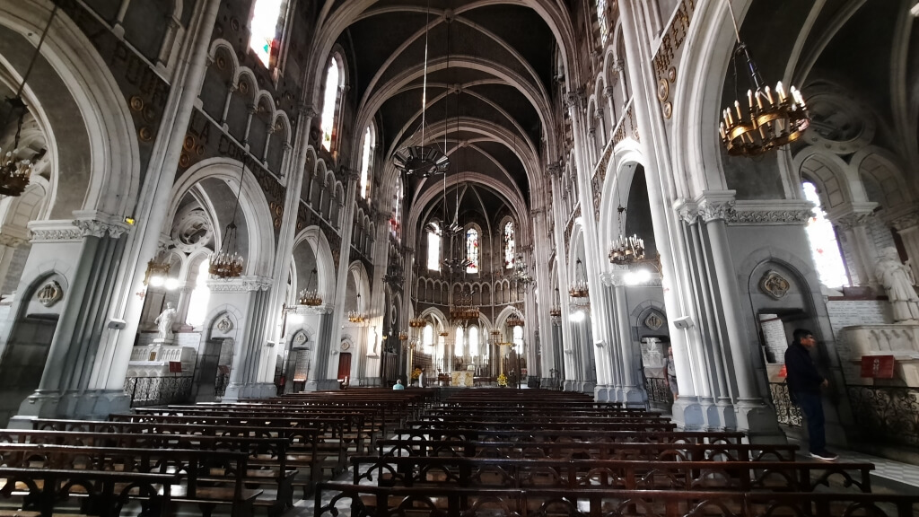 Interior da Basílica de Nossa Senhora da Conceição em Lourdes