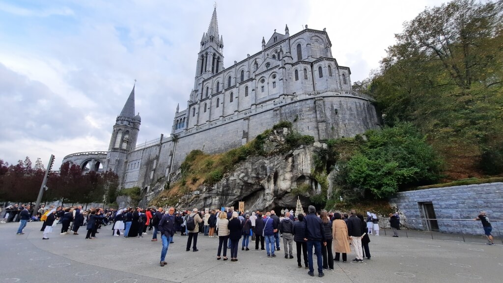 Santuário de Nossa Senhora de Lourdes visto da Gruta das Aparições