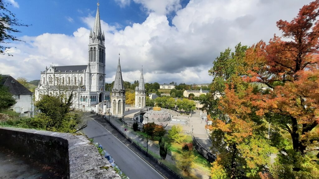 Santuário de Nossa Senhora de Lourdes visto da entrada da Via Sacra
