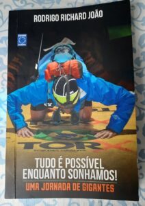 Tudo é possível enquanto sonhamos Capa