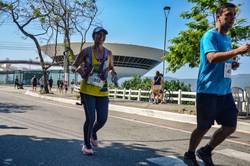 Pistola de massagem na corrida