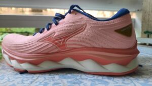 Mizuno Wave Sky 6 Vista lateral