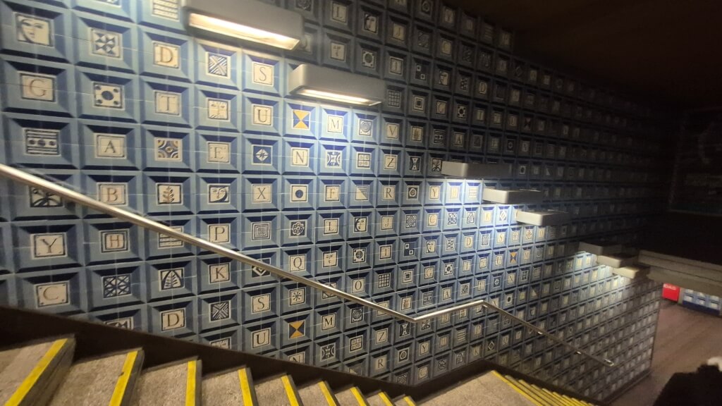 estações mais bonitas lisboa portugal metro colegio militar