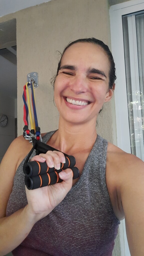 Treino de academia com elástico