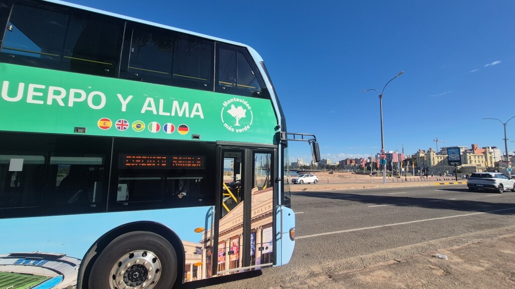 Tem hop on hop off em Montevideo