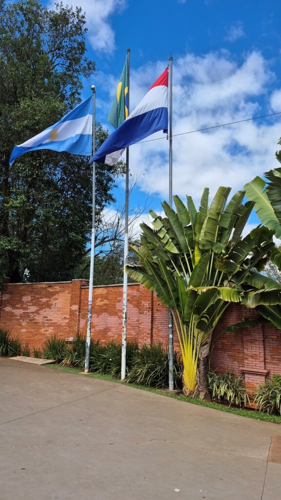 Marco das Três Fronteiras Bandeiras