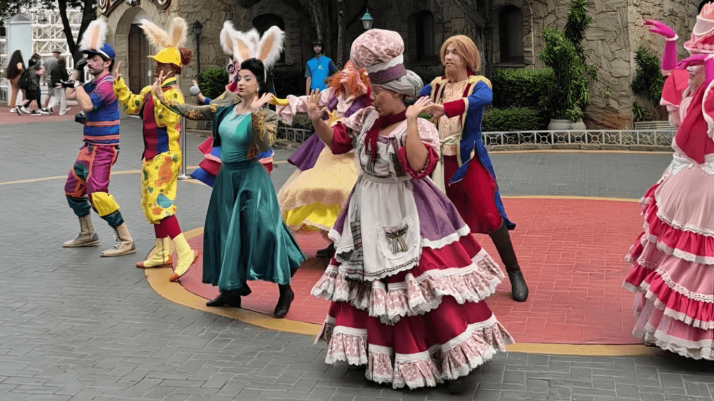 Show de boas-vindas no Hopi Hari com apresentação animada logo na entrada do parque