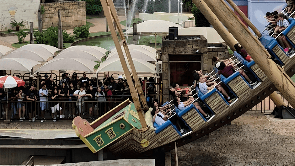 Atração barco viking no Hopi Hari com movimento de balanço que dá leve frio na barriga