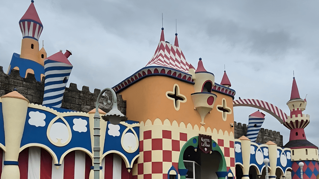 Atração Kastel di Lendas no Hopi Hari, passeio de barquinho ideal para quem tem medo de altura