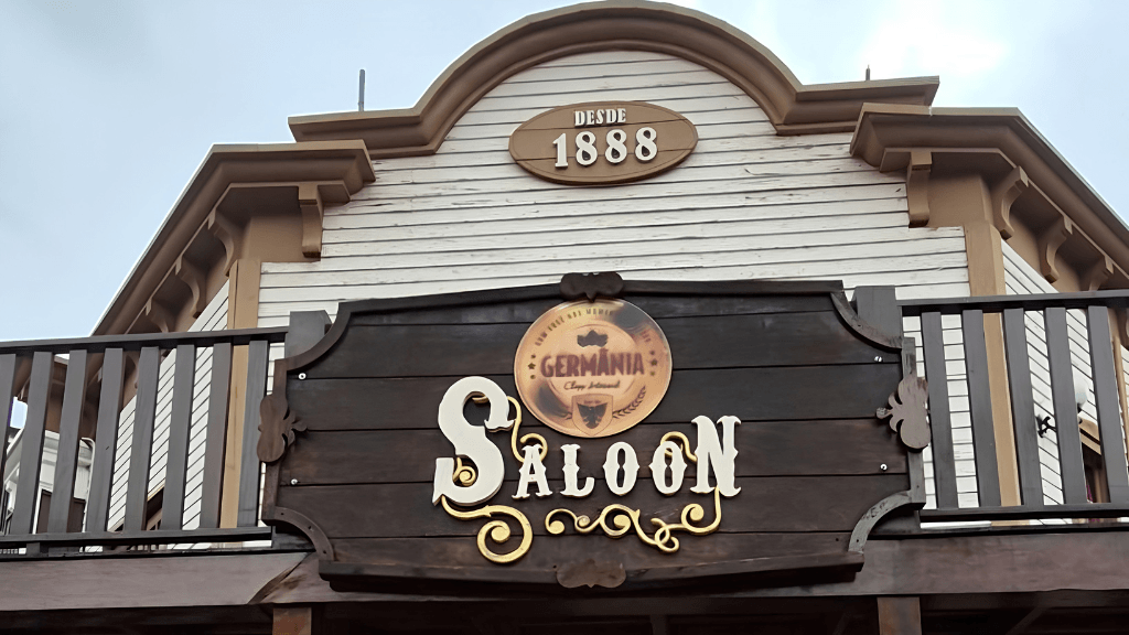 Restaurante Saloon no Hopi Hari com show ao vivo e ambiente temático do Velho Oeste