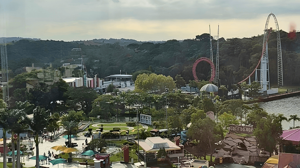 Vista do alto da roda gigante do Hopi Hari mostrando o parque de cima