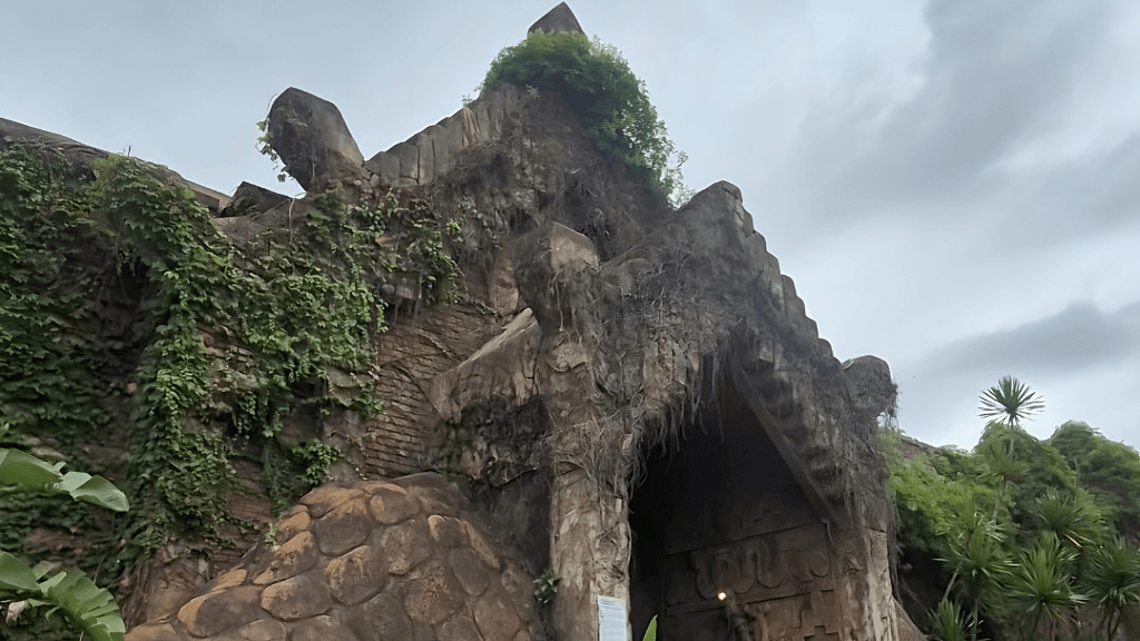 Vurang no Hopi Hari, montanha-russa no escuro dentro de uma pirâmide na área de Mistieri