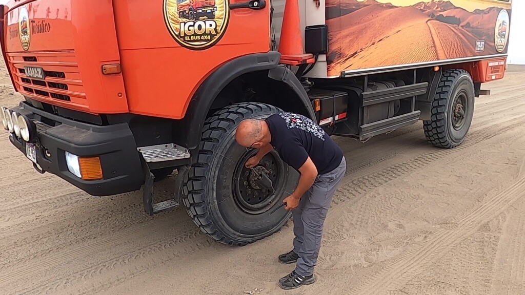 Antes de entrar no deserto o Igor el bus precisa esvaziar os pneus