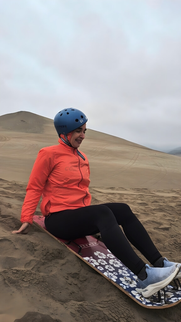 Carolina Belo durante a experiência de sandboard no Deserto de Chilca