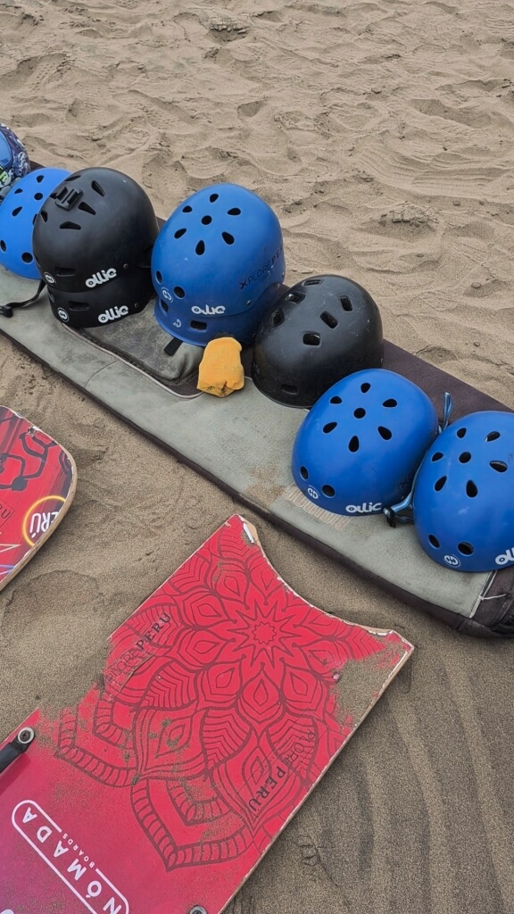 Atividade de sandboard durante o passeio com o Igor El Bus 4x4