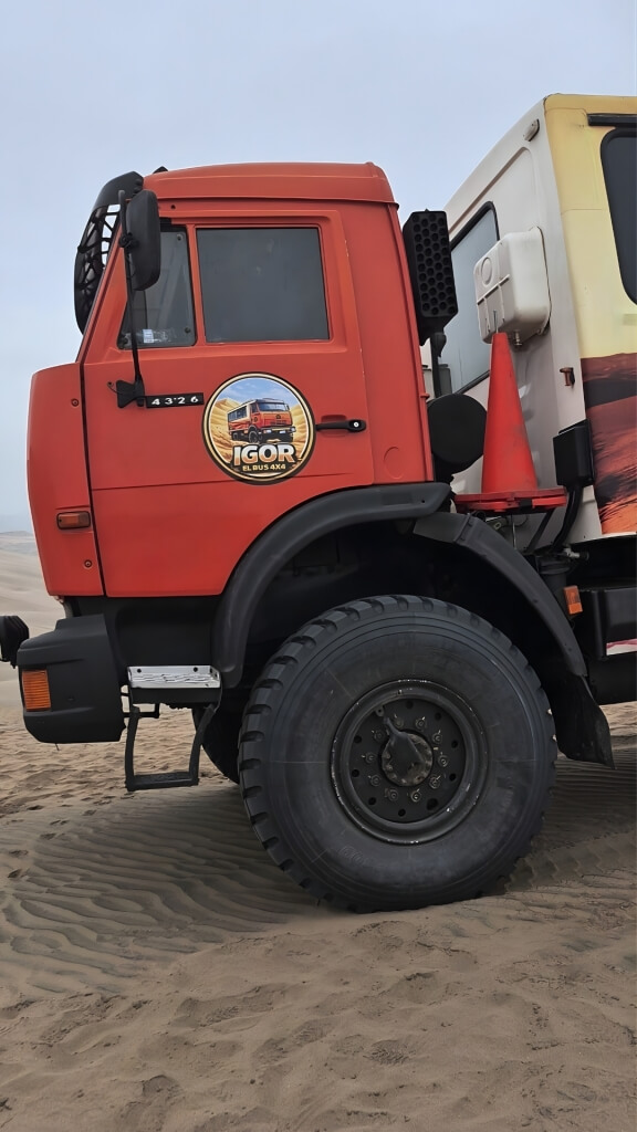 Igor El Bus 4x4 estacionado em meio às dunas do Peru