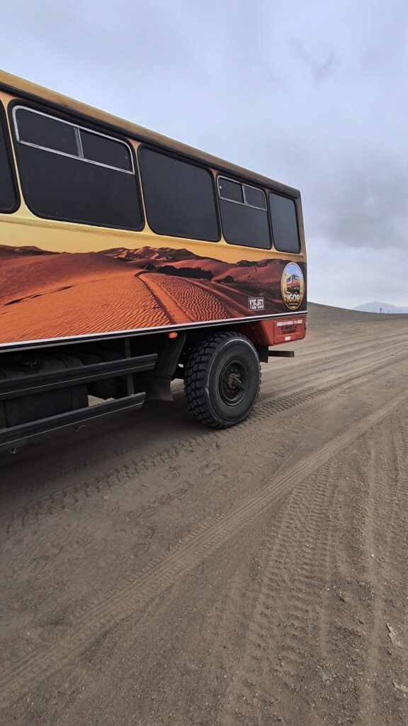 Primeiro ônibus off-road do Peru atravessando as dunas de Chilca