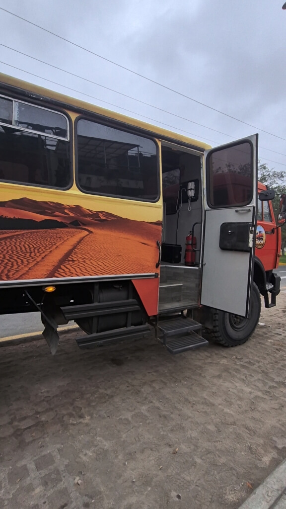 Primeiro ônibus off-road do Peru atravessando as dunas de Chilca