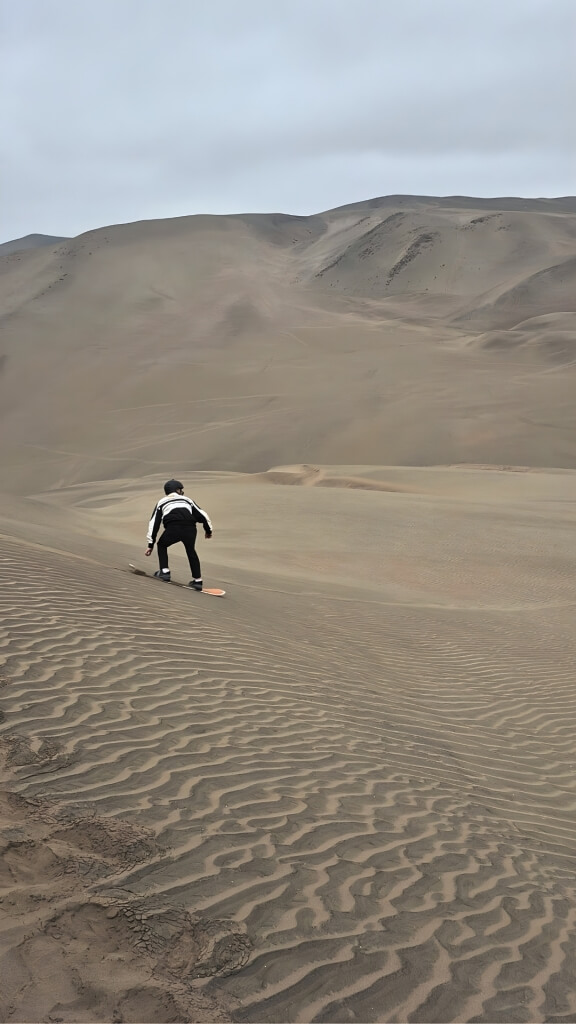 Participantes praticando sandboard em Chilca